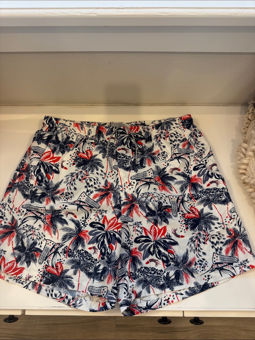 Men’s Sz Large Columbia Swim Shorts w/ pockets and back zip pocket.